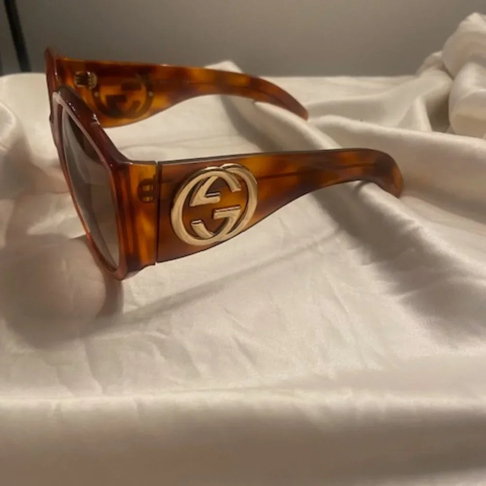Gucci Oversized Sunglasses - Picture 8 of 10
